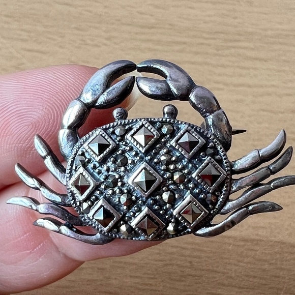 VINTAGE CRAB ZODIAC CANCER BROOCH PIN PYRAMID CUT MARCASITES 925 STERLING SILVER - Picture 1 of 16
